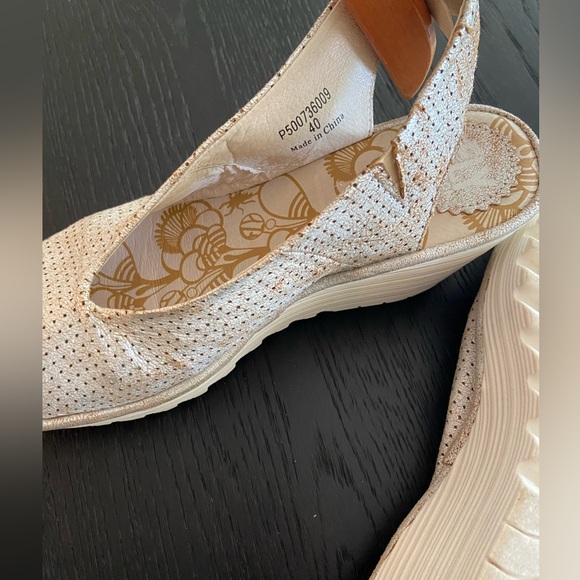 FLY LONDON Peep Toe Wedge Sandal - Picture 6 of 6